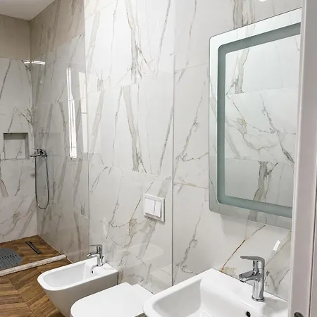 דירה Spacious 2br 2ba In Square 21 *
