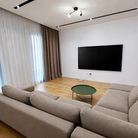 Spacious 2br 2ba In Square 21 דירה *